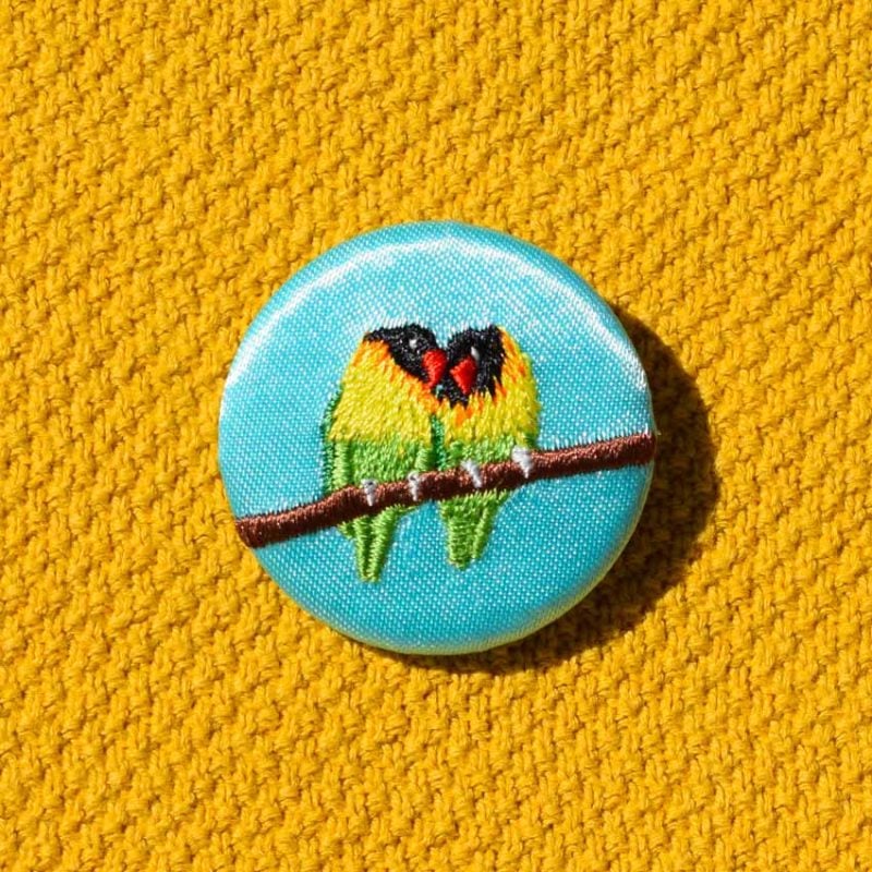 Inséparables – Petite broche brodée