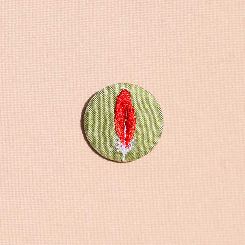 Plume d'Ibis rouge - Mini broche – Image 2