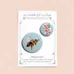 Duo de broches-brodées abeille et fleurs des champs godétia sur une carte ensemencé