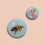 Duo de broches-brodées abeille et fleurs des champs godétia