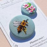 Duo de broches-brodées abeille et fleurs des champs godétia sur une carte ensemencé