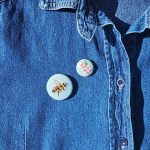 Duo de broches-brodées abeille et fleurs des champs godétia sur chemise en Jean