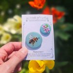broches-broderie-duo-abeille-fleurs-des-champs-carte-ensemence-graine-Tulipe