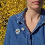 Duo de broches-brodées abeille et fleurs des champs godétia sur une carte ensemencé
