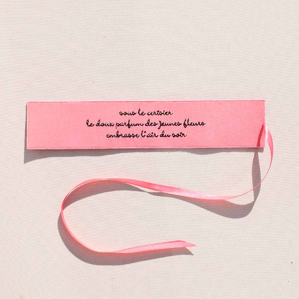 Haïkiu brodé le parfum des fleurs du cerisier