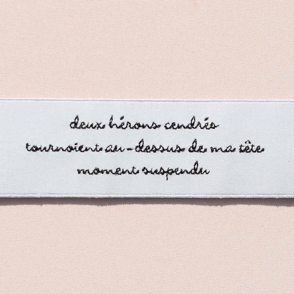 Haïku brodé vol de hérons cendrés