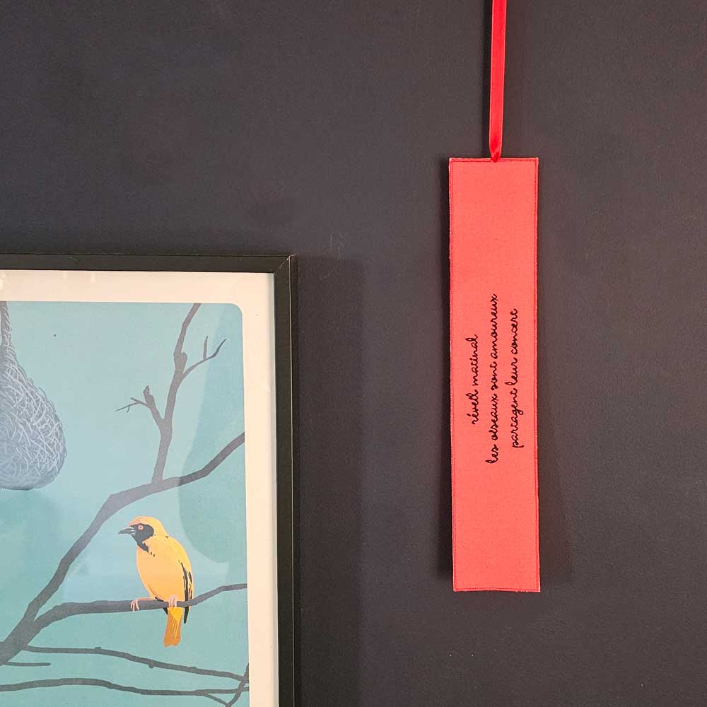 Haïku brodé accroché sur un mur