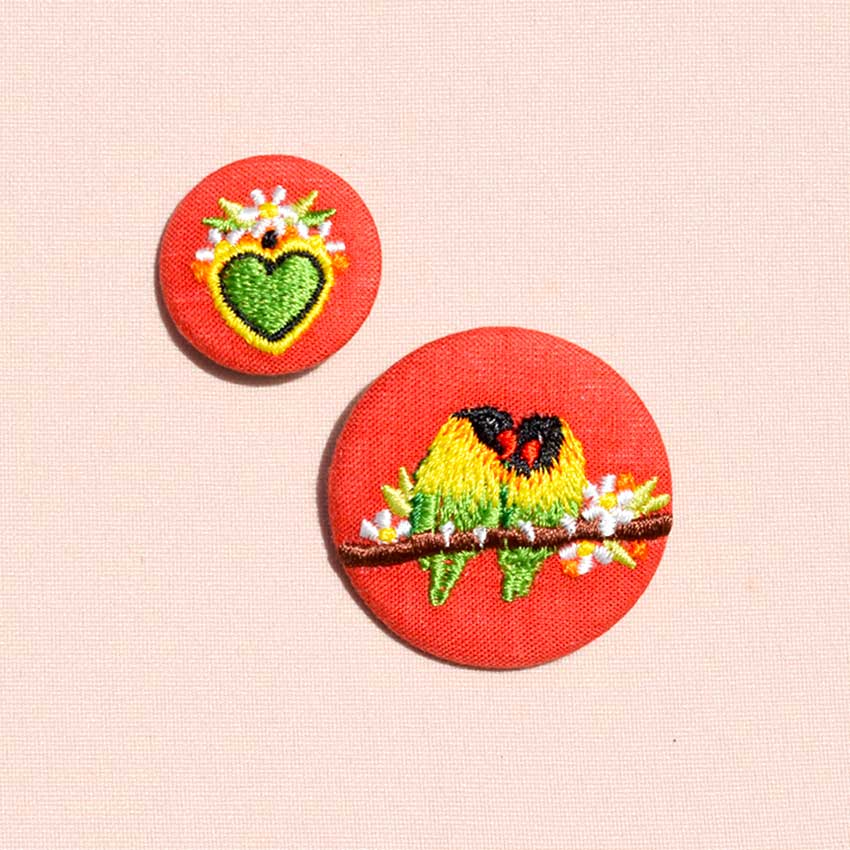 Duo de broche brodées les inséparables et leur cœur