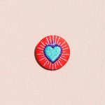 Mini broche brodée cœur Ex-voto rouge