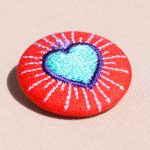 Mini broche brodée cœur Ex-voto rouge