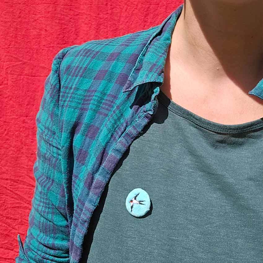 Mini broche brodée hirondelle en vol sur velours turquoise