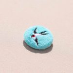 Mini broche brodée hirondelle en vol sur velours turquoise