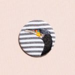 Broche-broderie-oiseau-cormoran-portrait-rayure