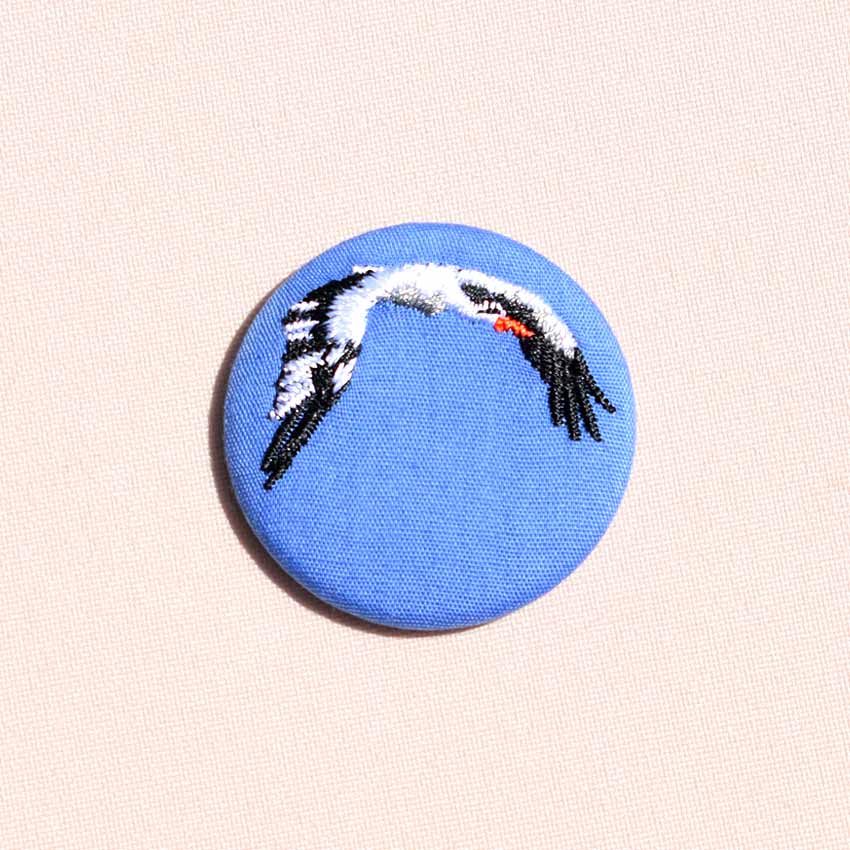 petite broche brodée cigogne