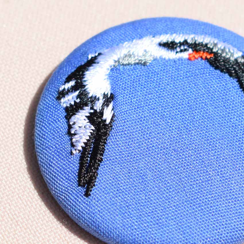 petite broche brodée cigogne
