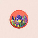 Petite broche brodée, fleur d'Iris