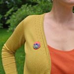 Petite broche brodée, fleur d'Iris, portée