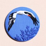 broche brodée cigogne