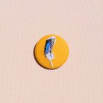 Mini broche brodée plume de canard