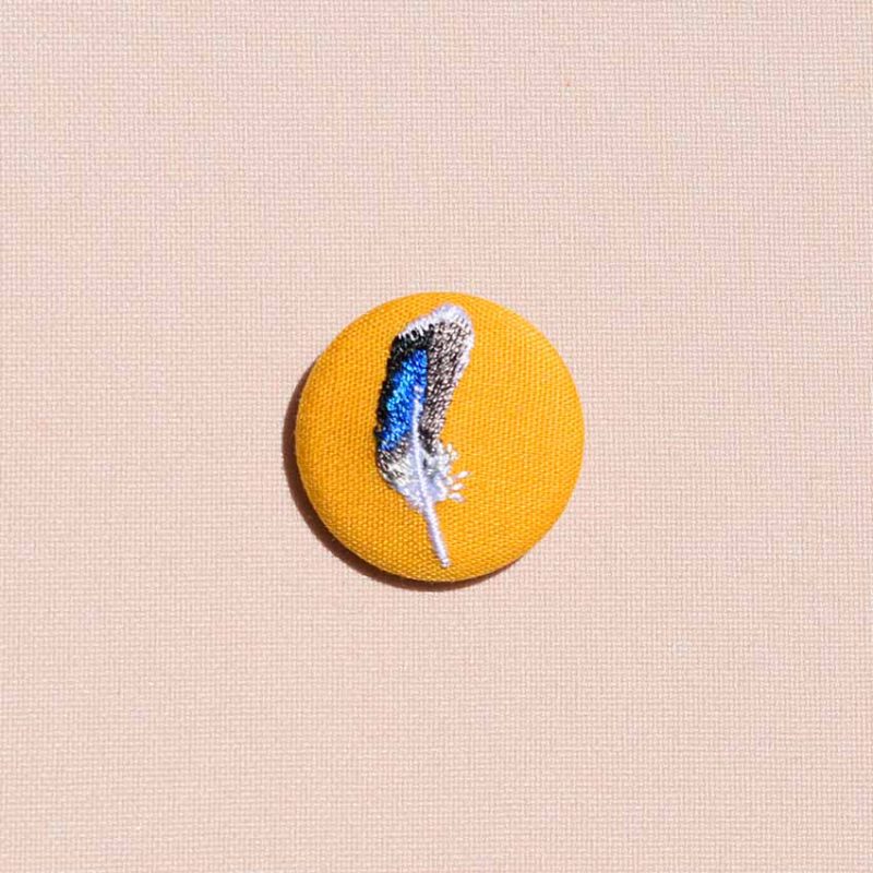 Plume de canard colvert – mini broche brodée