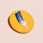 Mini broche brodée plume de canard