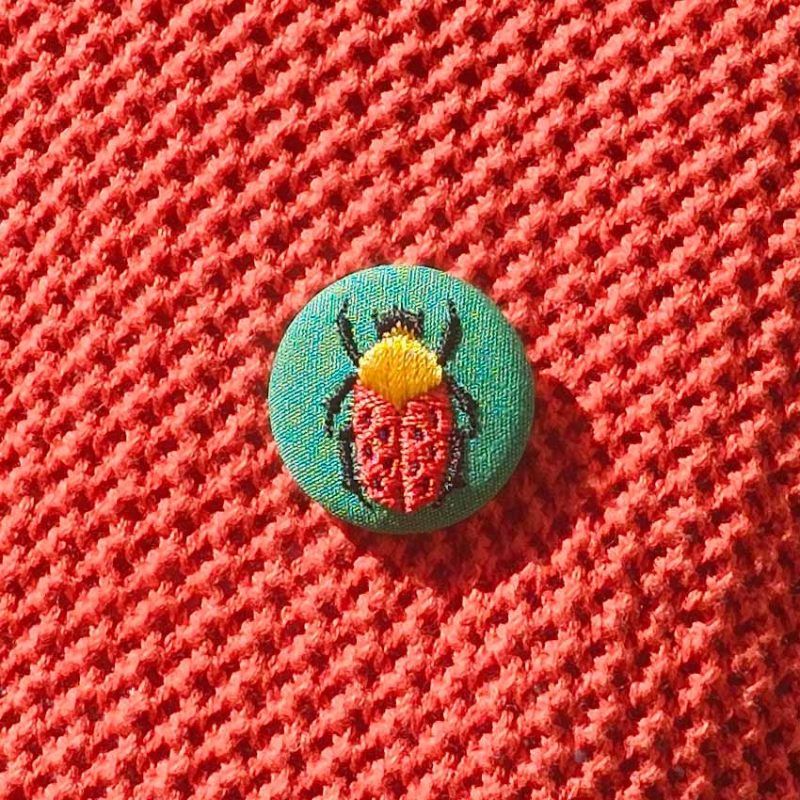 Scarabée rouge – mini broche brodée
