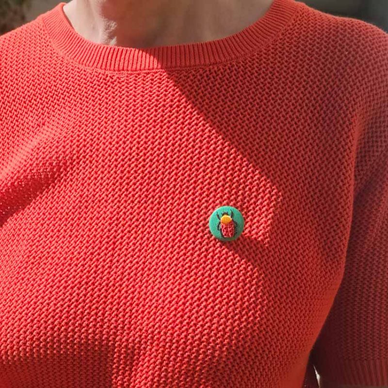 Scarabée rouge – mini broche brodée